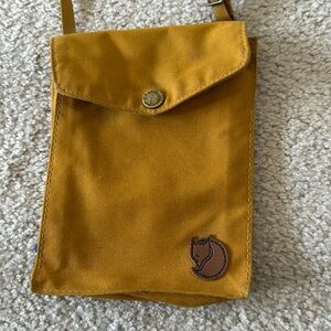 Fjallraven Pocket Crossbody Purse NWT in Acorn
